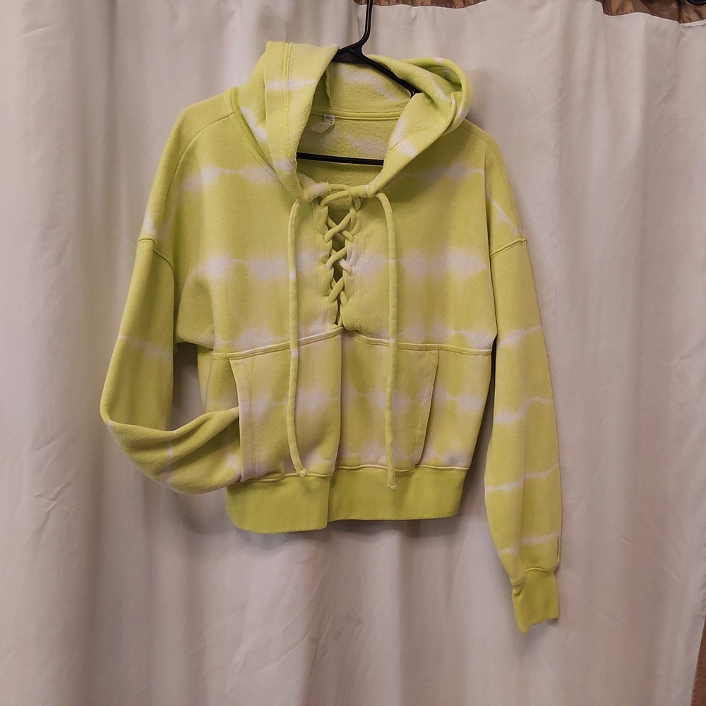 FP Movement by Free People Lace-Up Tie-Dye Cropped Hoodie in Pale Yellow & White